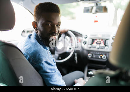 Glückliche junge afrikanische amerikanische Mann ein Auto fahren Stockfoto