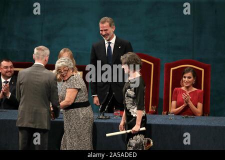 Oviedo, Spanien; 18/10/2019. - Joanne Chory und Sandra Myrna Díaz-Preis für Wissenschaftliche und Technische Forschung AwardLeonor Prinzessin von Asturien liest Ihre erste Rede im Alter von 13 Jahren an der Zeremonie der Prinzessin von Asturien Auszeichnungen Spaniens und ist Ihre erste offizielle Handlung begleitet, die von ihrem Vater König Philipp VI., Königin Letizia und seine Tochter den Säugling Sofia. Die Gewinner Peter Brook Arts Award, Prado Museum Kommunikation und Geisteswissenschaften Award, Salman Khan Internationale Zusammenarbeit Award, Lindsey Vonn Sport Award, Alejandro Portes Social Science Award, Siri Hustvedt Arts Award, Joanne Chory und Sandra Meine Stockfoto