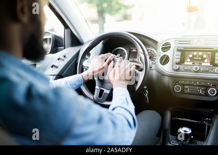 Wütende aggressive Fahrer Signalton und Ausrufe im Auto. Road Rage Konzept. Stockfoto