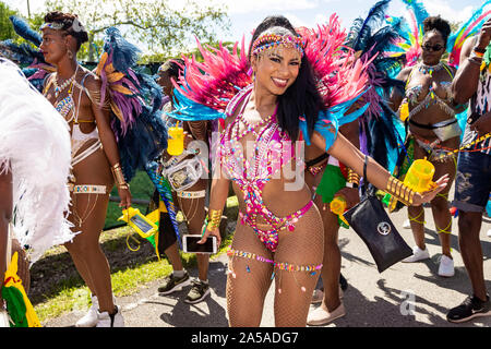 Parade der Carnival Bands in Miami Carnival für 2019; Ereignis war in Miami Dade County Fair und Expo Gelände am 13. Oktober 2019 statt Stockfoto