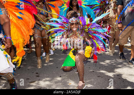 Parade der Carnival Bands in Miami Carnival für 2019; Ereignis war in Miami Dade County Fair und Expo Gelände am 13. Oktober 2019 statt Stockfoto