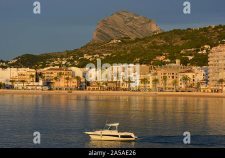 Fischer in traditionellen Fischerboot aus auf das Meer, den Hafen und den Berg Montgo im Hintergrund. Javea, Xabia, Provinz Alicante, Spanien Stockfoto