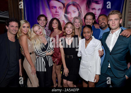 HOLLYWOOD, CA - 10. Oktober: Tyce Diorio, Jorgen Makena, Thomas Doherty, Nataly Santiago, Juliet Doherty, Janeen Damian, Kerrynton Jones, Michael Damian Stockfoto