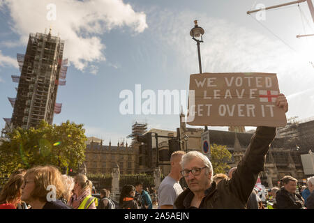 Westminster, London. Okt, 2019 19. Szenen im Parlament Platz vor der bleiben Rallye stattfindet. Tausende von Demonstranten auf der Marc durch London erwartet die Öffentlichkeit zu verlangen ist eine abschließende Sagen auf Brexit, Aufruf zur Abstimmung über die EU-Entzug beschäftigen. Penelope Barritt/Alamy leben Nachrichten Stockfoto