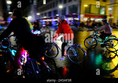 Berlin, Berlin, Deutschland. Okt, 2019 18. Radfahrer können während der Adfc Hell Ride (Deutsch: Lichterfahrt), eine kritische Masse Rallye für mehr Sicherheit im Straßenverkehr im Stadtverkehr für Radfahrer zu protestieren gesehen werden. Während der wöchentlichen Kritische Masse Rally in Berlin gesehen werden kann. Kredite: Jan Scheunert/ZUMA Draht/Alamy leben Nachrichten Stockfoto