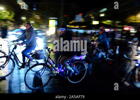 Oktober 18, 2019, Berlin, Berlin, Deutschland: Radfahrer können während der Adfc Hell Ride (Deutsch: Lichterfahrt), eine kritische Masse Rallye für mehr Sicherheit im Straßenverkehr im Stadtverkehr für Radfahrer zu protestieren gesehen werden. Während der wöchentlichen Kritische Masse Rally in Berlin gesehen werden kann. (Bild: © Jan Scheunert/ZUMA Draht) Stockfoto