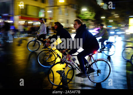 Oktober 18, 2019, Berlin, Berlin, Deutschland: Radfahrer können während der Adfc Hell Ride (Deutsch: Lichterfahrt), eine kritische Masse Rallye für mehr Sicherheit im Straßenverkehr im Stadtverkehr für Radfahrer zu protestieren gesehen werden. Während der wöchentlichen Kritische Masse Rally in Berlin gesehen werden kann. (Bild: © Jan Scheunert/ZUMA Draht) Stockfoto