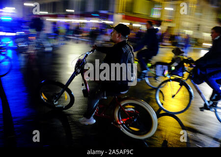 Berlin, Berlin, Deutschland. Okt, 2019 18. Radfahrer können während der Adfc Hell Ride (Deutsch: Lichterfahrt), eine kritische Masse Rallye für mehr Sicherheit im Straßenverkehr im Stadtverkehr für Radfahrer zu protestieren gesehen werden. Während der wöchentlichen Kritische Masse Rally in Berlin gesehen werden kann. Kredite: Jan Scheunert/ZUMA Draht/Alamy leben Nachrichten Stockfoto