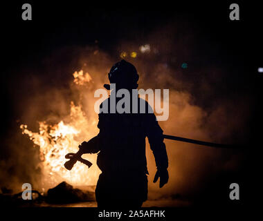 Krawalle in Barcelona am 18. Oktober ein Bomber das Feuer in einer Barrikade auf Feuer in der Straße während der Unruhen. Barcelona Oktober 18 in der Nacht. Wenn es Nacht wird, Unruhen beginnen in der Mitte von Barcelona, Plaza Urquinaona. Stockfoto