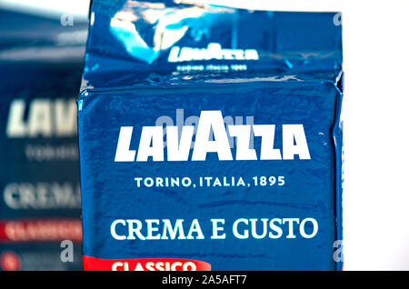 BOLOGNA - Jun 21. Packungen mit Lavazza Kaffee in Bologna am 21. Juli. 2017 in Italien, Luigi Lavazza ist ein italienischer Hersteller von Kaffee Produkte. Stockfoto