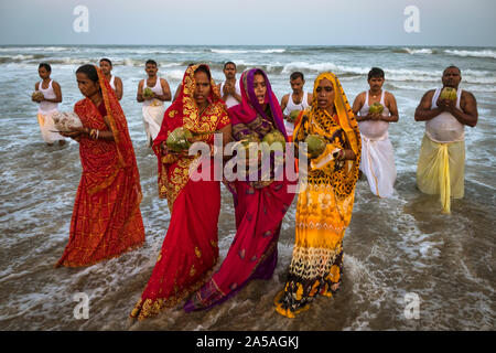 Frauen gekleidet in traditionelle saree Anbetung während des Festivals an der Marina Beach. Chhath Puja ist eine der lebendigen, farbenfrohen Festivals von Indien. Vor allem 'Bihari 'Gemeinschaft Menschen feiern das Festival für zwei aufeinander folgende Tage in einem Jahr. Sie verwendet die Sonne anbeten Gott während dieser Zeit. Stockfoto