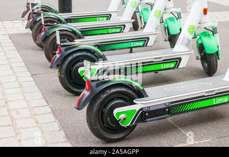 Seitenansicht von fünf Modell Kalk-S Elektroroller (E-Scooter) Frames von Kalk auf dem Gehweg einer Straße geparkt. Frankfurt am Main, Deutschland. Stockfoto