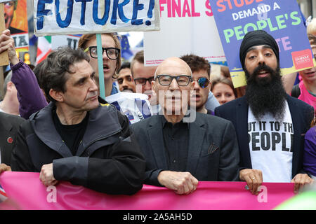 Paul McGann (Zweite links) und Sir Patrick Stewart (3. links) melden Sie Demonstranten in eine anti-Brexit, lassen Sie uns hören März auf alten Park Lane werden, da sie sich auf den Parliament Square in London, nachdem Premierminister Boris Johnson eine Erklärung im Unterhaus geliefert, auf seinem neuen Brexit deal auf was betitelt worden ist 'Super Samstag'. Stockfoto