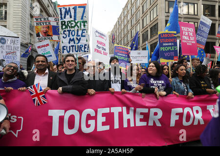 Paul McGann (Zweite links) und Sir Patrick Stewart (3. links) melden Sie Demonstranten in eine anti-Brexit, lassen Sie uns hören März auf alten Park Lane werden, da sie sich auf den Parliament Square in London, nachdem Premierminister Boris Johnson eine Erklärung im Unterhaus geliefert, auf seinem neuen Brexit deal auf was betitelt worden ist 'Super Samstag'. Stockfoto