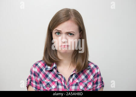 Junge kaukasier Frau Mädchen mit Fragen, ratlos, verwirrt Ausdruck, denken oder an etwas zu denken Stockfoto