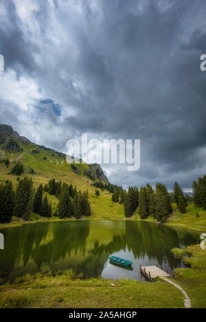 Gebunden Ruderboot am Lac Retaud See mit klarem Wasser Reflexionen Stockfoto