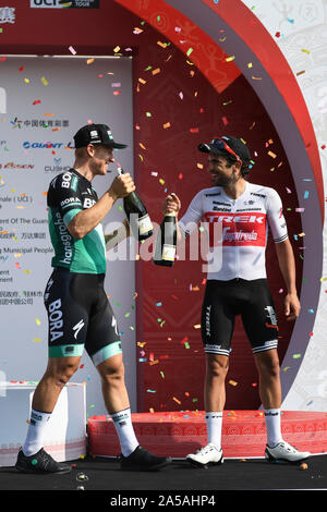 (191019) - nanning, Oktober 19, 2019 (Xinhua) - Deutsche Pascal Ackermann (L) des Bora-Hansgrohe feiert mit italienischen Jacopo Mosca von Trek-Segafredo während der Preisverleihung auf der Bühne drei circuit Rennen auf dem 2019 UCI World Tour / Tour von Guangxi in Wuhan, der Hauptstadt von South China Guangxi Zhuang autonomen Region, Okt. 19, 2019. (Xinhua / Cao Yiming) Stockfoto