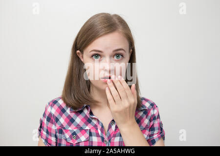 Junge kaukasier Frau Mädchen überrascht, erschrocken, entsetzt; "Oh mein Gott!' Stockfoto