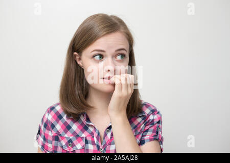 Junge kaukasier Frau Mädchen ihre Nägel beißen, nervös oder ängstlich Stockfoto