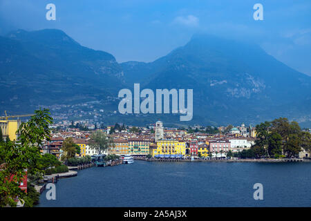 Riva del Garda am Gardasee, dem beliebten Reiseziel an der Italienischen Seen, Norditalien Stockfoto