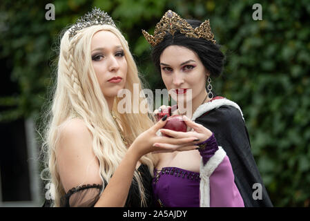 Frankfurt am Main, Deutschland. Okt, 2019 19. Zwei Cosplayer, verkleidet als "böse Königin' (r) und 'Raven' auf dem Messegelände darstellen. Letztes Wochenende, die Buchmesse traditionell wird das deutsche Mekka der Cosplayer mit mehr als zwei tausend Teilnehmer. Am Sonntag (20.10.) das Finale der Deutschen Cosplay Meisterschaften werden in Frankfurt statt. Foto: Boris Roessler/dpa Quelle: dpa Picture alliance/Alamy leben Nachrichten Stockfoto