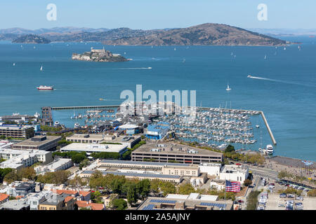 SAN FRANCISCO, USA - September 8, 2019: Blick auf die Stadt am Wasser einschließlich Marina Pier 39, Alcatraz und Angel Island in der Bucht von San Francisco. Stockfoto