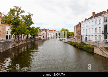 Kanal Langerei durch ruhige Nachbarschaft in Brugge, Brügge, Belgien Stockfoto