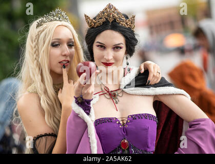 19. Oktober 2019, Hessen, Frankfurt/Main: Zwei Cosplayer, verkleidet als "böse Königin' (r) und 'Raven' in der Mitte der Buchmesse Besucher auf dem Messegelände darstellen. Letztes Wochenende, die Buchmesse traditionell wird das deutsche Mekka der Cosplayer mit mehr als zwei tausend Teilnehmer. Am Sonntag (20.10.) das Finale der Deutschen Cosplay Meisterschaften werden in Frankfurt statt. Foto: Boris Roessler/dpa Stockfoto