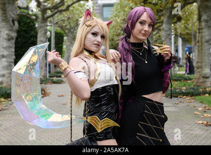 19. Oktober 2019, Hessen, Frankfurt/Main: zwei cosplayer Pose auf dem Messegelände. Letztes Wochenende, die Buchmesse traditionell wird das deutsche Mekka der Cosplayer mit mehr als zwei tausend Teilnehmer. Am Sonntag (20.10.) das Finale der Deutschen Cosplay Meisterschaften werden in Frankfurt statt. Foto: Silas Stein/dpa Stockfoto