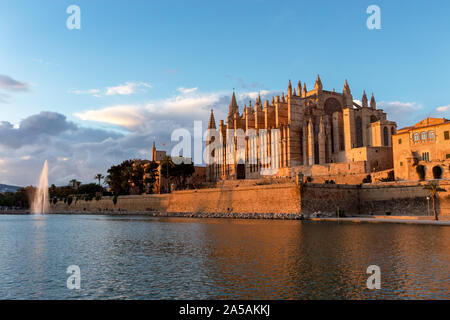 Sonnenuntergang auf die Kathedrale in Palma de Mallorca Stockfoto