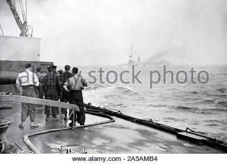 WW 1 britische Segler beobachten, der Untergang der deutsche Kreuzer SMS Mainz in der Schlacht von Helgoland Bucht in der Nordsee 28. August 1914, vintage Foto von 1914 Stockfoto