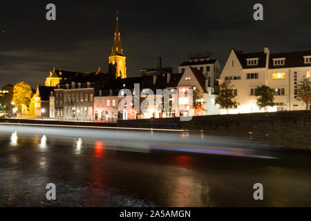 Nacht Bild der Innenstadt von Maastricht mit der Maas und Stadt upcoming Bereich Wyck mit Blick auf die Brauerei Ridder und St. Martinus Kirche Stockfoto