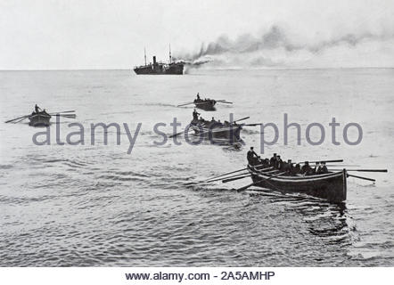 WW1 ein Deutscher Dampfer von einem Britischen Kriegsschiff deaktiviert, Deutsche Seeleute an Land gebracht werden, vintage Foto von 1914 Stockfoto