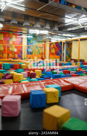 Kinder Trampolin und weiche Würfel auf dem Spielplatz Stockfoto