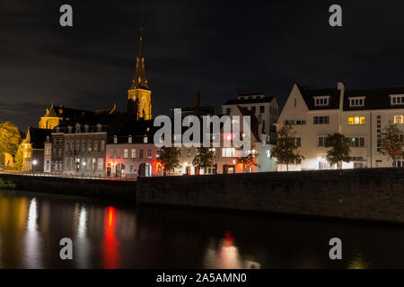 Nacht Bild der Innenstadt von Maastricht mit der Maas und Stadt upcoming Bereich Wyck mit Blick auf die Brauerei Ridder und St. Martinus Kirche Stockfoto