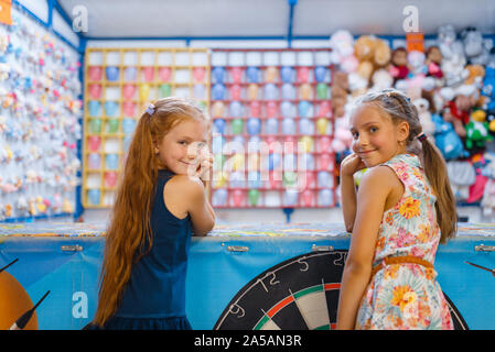 Zwei kleine Freundinnen spielen in Shooting Gallery Stockfoto
