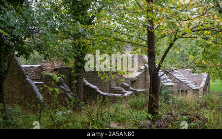 Verfallene Hütten an Tyneham Dorf in der Nähe von Wareham, Dorset, Großbritannien. Das Dorf wurde während des Zweiten Weltkrieges aufgegeben. Stockfoto