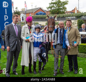 QIPCO britische Champions Day, Ascot Racecourse, Ascot, Berkshire, Großbritannien. 19. Oktober, 2019. Jockey Silvestre De Sousa gewinnt den QIPCO britische Champions Sprint Stakes (Klasse 1) (Gruppe 1) auf Pferd Donjuan Triumphierende (IRE). Eigentümer King Power Racing Co Ltd. Trainer Andrew Balding, Kingsclere. Credit: Maureen McLean/Alamy leben Nachrichten Stockfoto