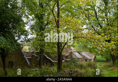 Verfallene Hütten an Tyneham Dorf in der Nähe von Wareham, Dorset, Großbritannien. Das Dorf wurde während des Zweiten Weltkrieges aufgegeben. Stockfoto