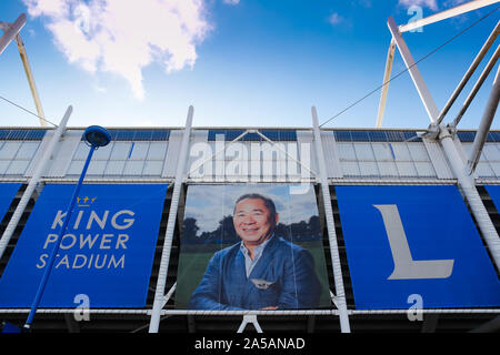 19. Oktober 2019; King Power Stadion, Leicester, Midlands, England; Englische Premier League Fußball, Leicester City gegen Burnley; ein Banner der späten Leicester City Vorsitzender Vichai Srivaddhanaprabha vor die Gedenkfeiern zum ersten Jahrestag seines Todes - Streng redaktionelle Verwendung. Keine Verwendung mit nicht autorisierten Audio-, Video-, Daten-, Spielpläne, Verein/liga Logos oder "live" Dienstleistungen. On-line-in-Match mit 120 Bildern beschränkt, kein Video-Emulation. Keine Verwendung in Wetten, Spiele oder einzelne Verein/Liga/player Publikationen Stockfoto