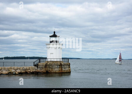 Kleiner runder Leuchtturm in Portland Harbor, Maine Stockfoto