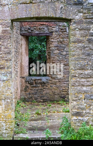 Verfallene Hütten an Tyneham Dorf in der Nähe von Wareham, Dorset, Großbritannien. Das Dorf wurde während des Zweiten Weltkrieges aufgegeben. Stockfoto