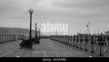 Panorama der Pier Swanage, Dorset UK, Fotografiert in Schwarzweiß an einem kalten, windigen Herbsttag. Stockfoto