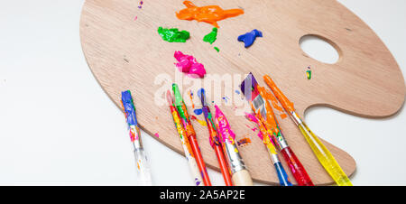 Malerei Konzept. Pinsel, bunte Farben und Holz Farbpalette von Weiß Farbe Hintergrund, kopieren Raum Stockfoto