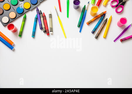 Kreative Kinder. Bunte Farben auf weiß Farbe Hintergrund, Ansicht von oben, kopieren Raum Stockfoto