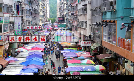 Hongkong, China - OKTOBER 2, 2017: hohe Ansicht von mongkok Marktstände in Hongkong Stockfoto