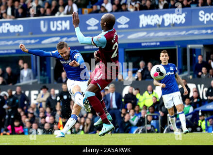 Everton ist gylfi Sigurdsson (links) Kerben zweiten Ziel seiner Seite des Spiels während der Premier League Spiel im Goodison Park, Liverpool. Stockfoto