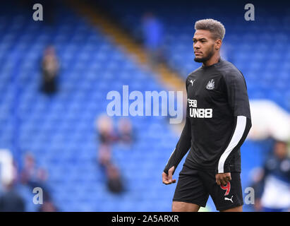 Stamford Bridge, London, UK. Okt, 2019 19. Fußball der englischen Premier League Chelsea gegen Newcastle United; Joelinton von Newcastle erwärmt - Streng redaktionelle Verwendung. Keine Verwendung mit nicht autorisierten Audio-, Video-, Daten-, Spielpläne, Verein/liga Logos oder "live" Dienstleistungen. On-line-in-Match mit 120 Bildern beschränkt, kein Video-Emulation. Keine Verwendung in Wetten, Spiele oder einzelne Verein/Liga/player Publikationen Quelle: Aktion plus Sport/Alamy leben Nachrichten Stockfoto