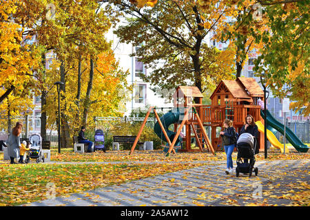 Moskau, Russland - 3. Oktober. 2019. Mütter mit Kindern auf dem Spielplatz im Herbstpark Stockfoto