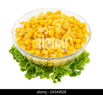 Mais in einer Glasschale in Dosen. Beilage und Zutat für Salate. Auf einem weißen Hintergrund. Vegetarisches Essen. Stockfoto